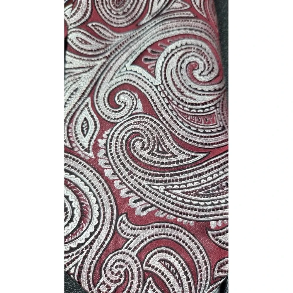 Crazy Horse by Claiborne Men's Silk Necktie Red Silver Paisley Classic Business